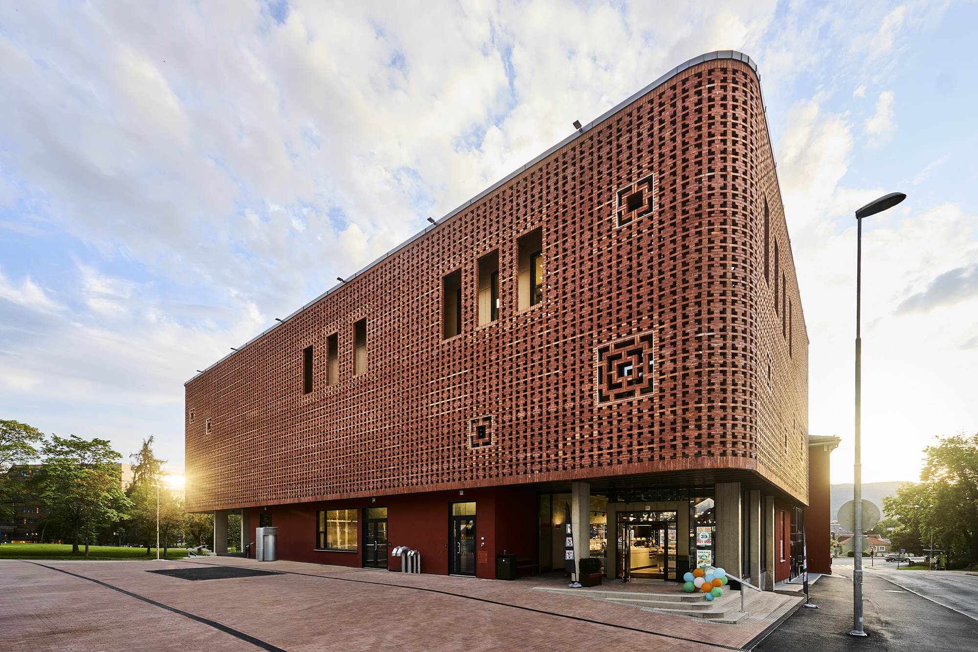 Studentsamfundet - En unik udvidelse af en eksisterende bygning .